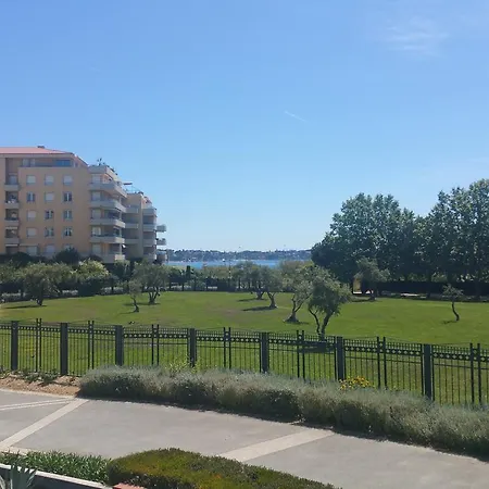 Les Pins Bleus Appartement *