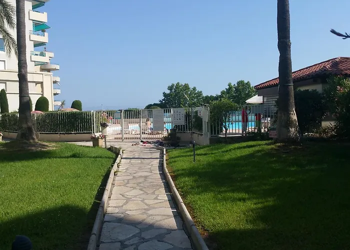 Les Pins Bleus Apartment