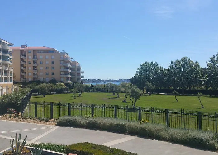 Les Pins Bleus Apartment *