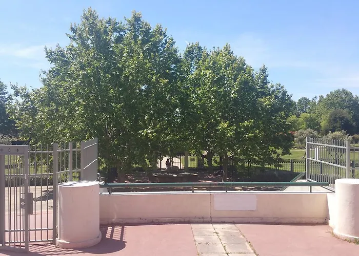 Les Pins Bleus Apartment *